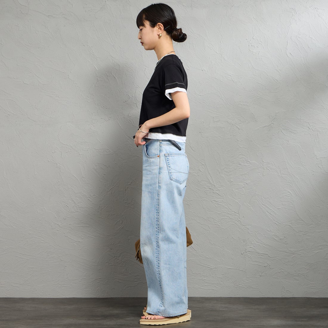 nenom [ネノム] 配色シア―コンパクトTシャツ [NE26322007] 09 BLK/OFF &&モデル身長：150cm 着用サイズ：F&&