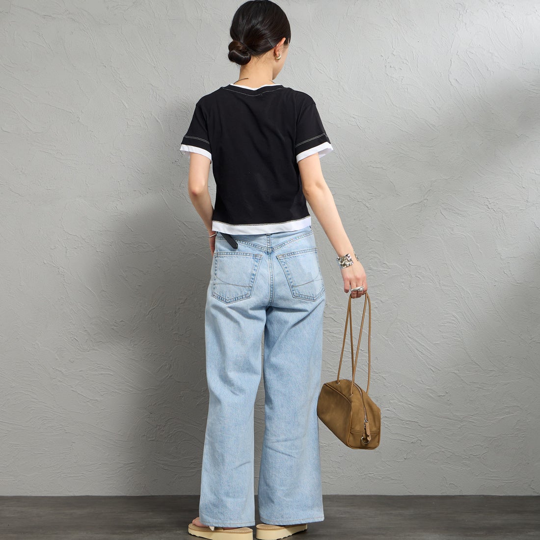 nenom [ネノム] 配色シア―コンパクトTシャツ [NE26322007] 09 BLK/OFF &&モデル身長：150cm 着用サイズ：F&&