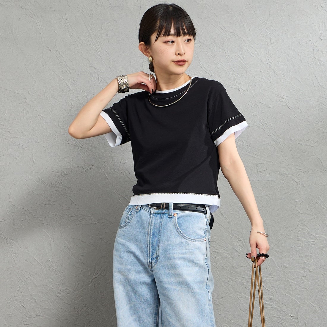 nenom [ネノム] 配色シア―コンパクトTシャツ [NE26322007] 09 BLK/OFF &&モデル身長：150cm 着用サイズ：F&&