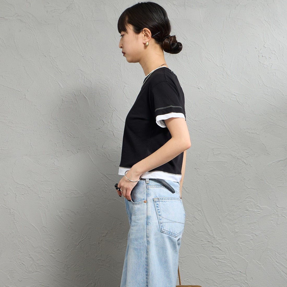 nenom [ネノム] 配色シア―コンパクトTシャツ [NE26322007] 09 BLK/OFF &&モデル身長：150cm 着用サイズ：F&&