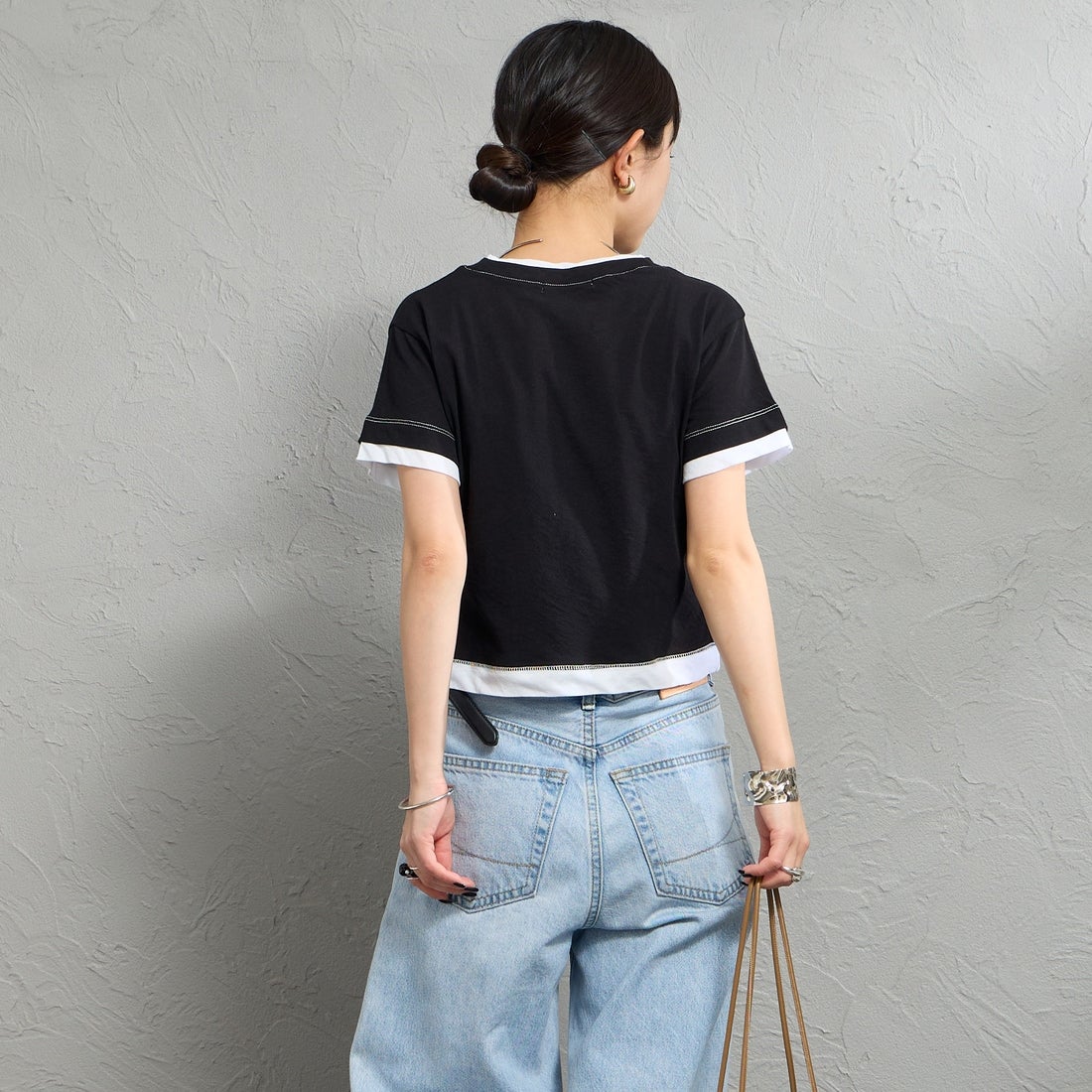 nenom [ネノム] 配色シア―コンパクトTシャツ [NE26322007] 09 BLK/OFF &&モデル身長：150cm 着用サイズ：F&&