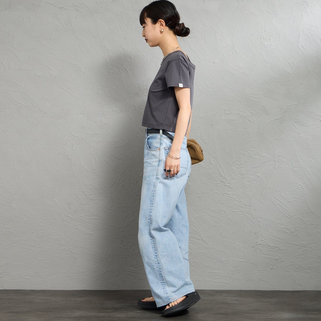 nenom [ネノム] ワンポイントロゴ刺繍 ミニTシャツ [NE26322002] 08 CHARCOA &&モデル身長：150cm 着用サイズ：F&&