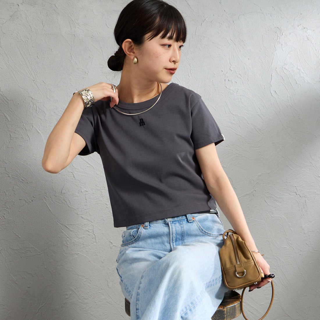 nenom [ネノム] ワンポイントロゴ刺繍 ミニTシャツ [NE26322002] 08 CHARCOA &&モデル身長：150cm 着用サイズ：F&&