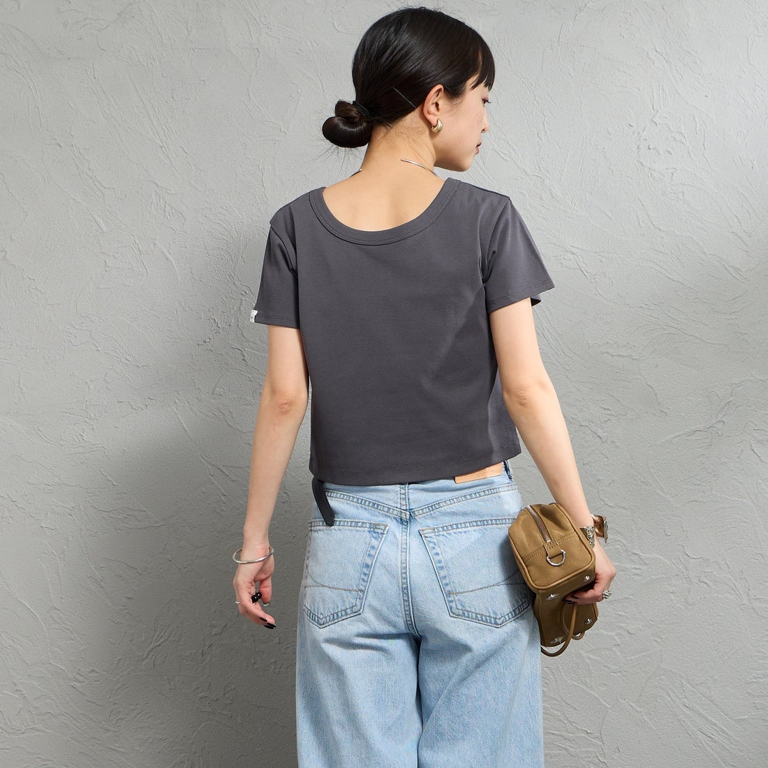 nenom [ネノム] ワンポイントロゴ刺繍 ミニTシャツ [NE26322002] 08 CHARCOA &&モデル身長：150cm 着用サイズ：F&&