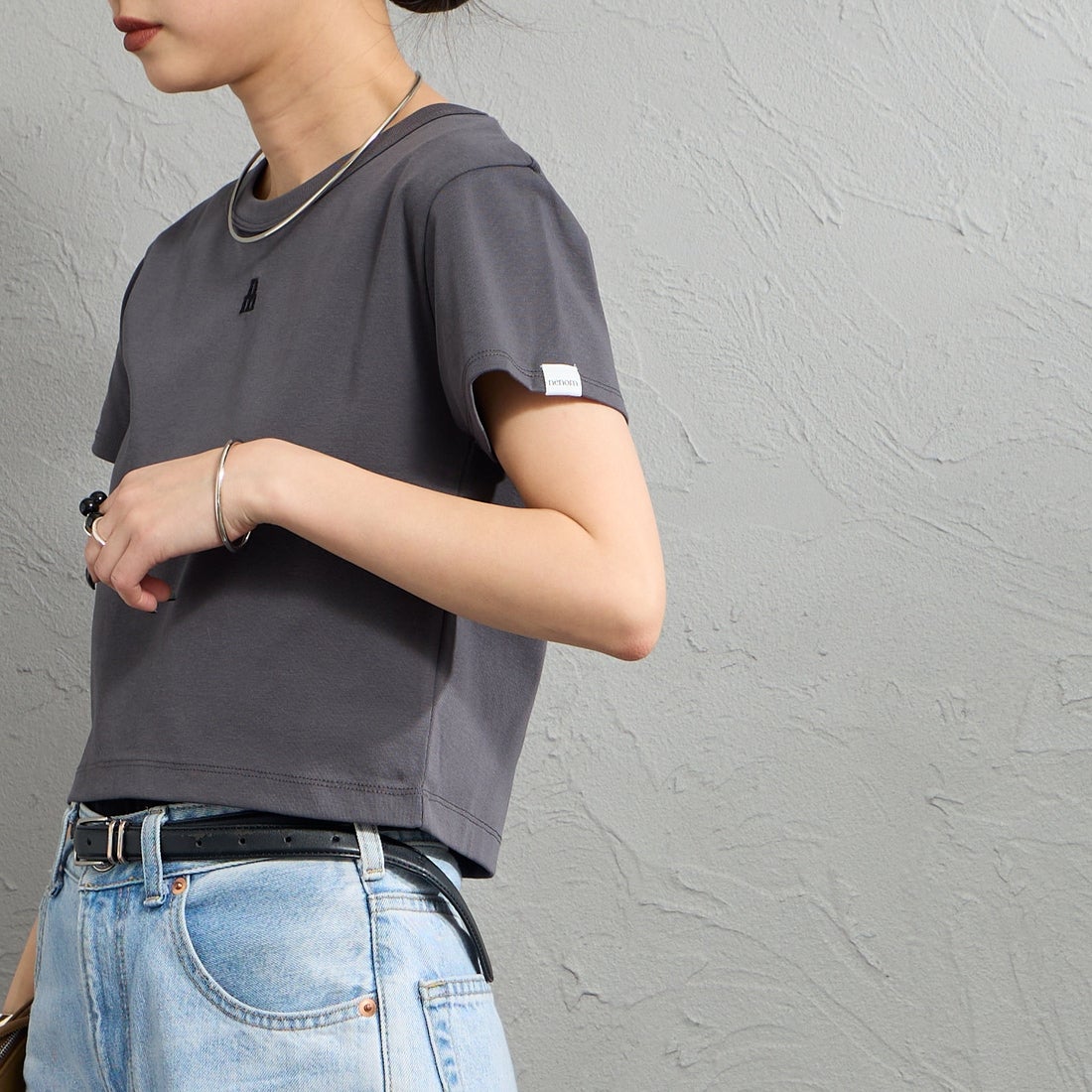 nenom [ネノム] ワンポイントロゴ刺繍 ミニTシャツ [NE26322002] 08 CHARCOA &&モデル身長：150cm 着用サイズ：F&&