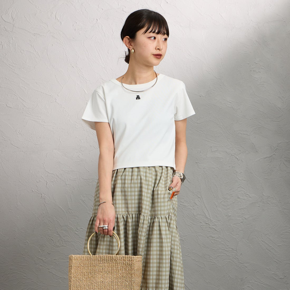 nenom [ネノム] ワンポイントロゴ刺繍 ミニTシャツ [NE26322002] 02 OFF &&モデル身長：150cm 着用サイズ：F&&