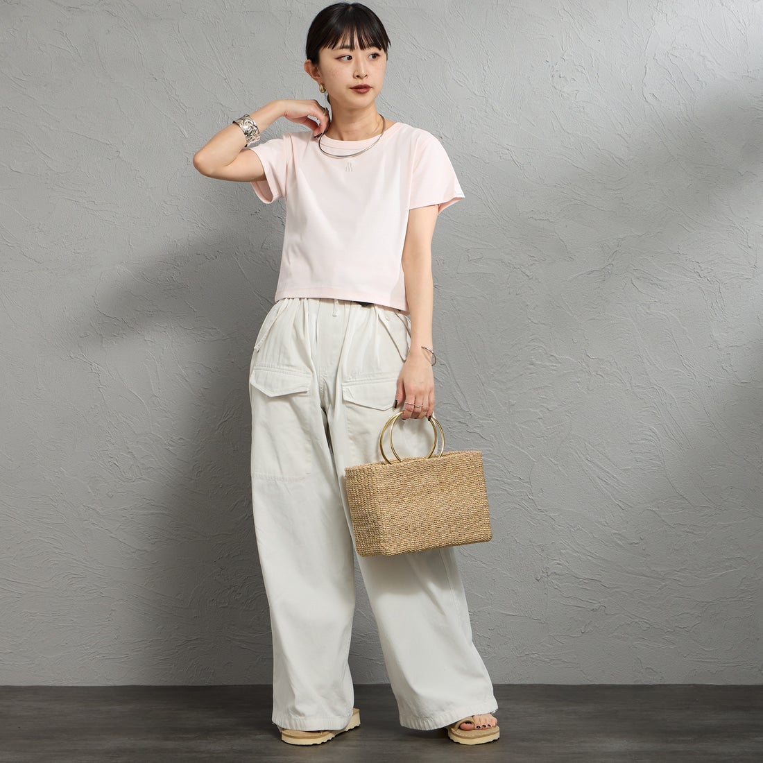 nenom [ネノム] ワンポイントロゴ刺繍 ミニTシャツ [NE26322002] 41 B.PINK &&モデル身長：150cm 着用サイズ：F&&