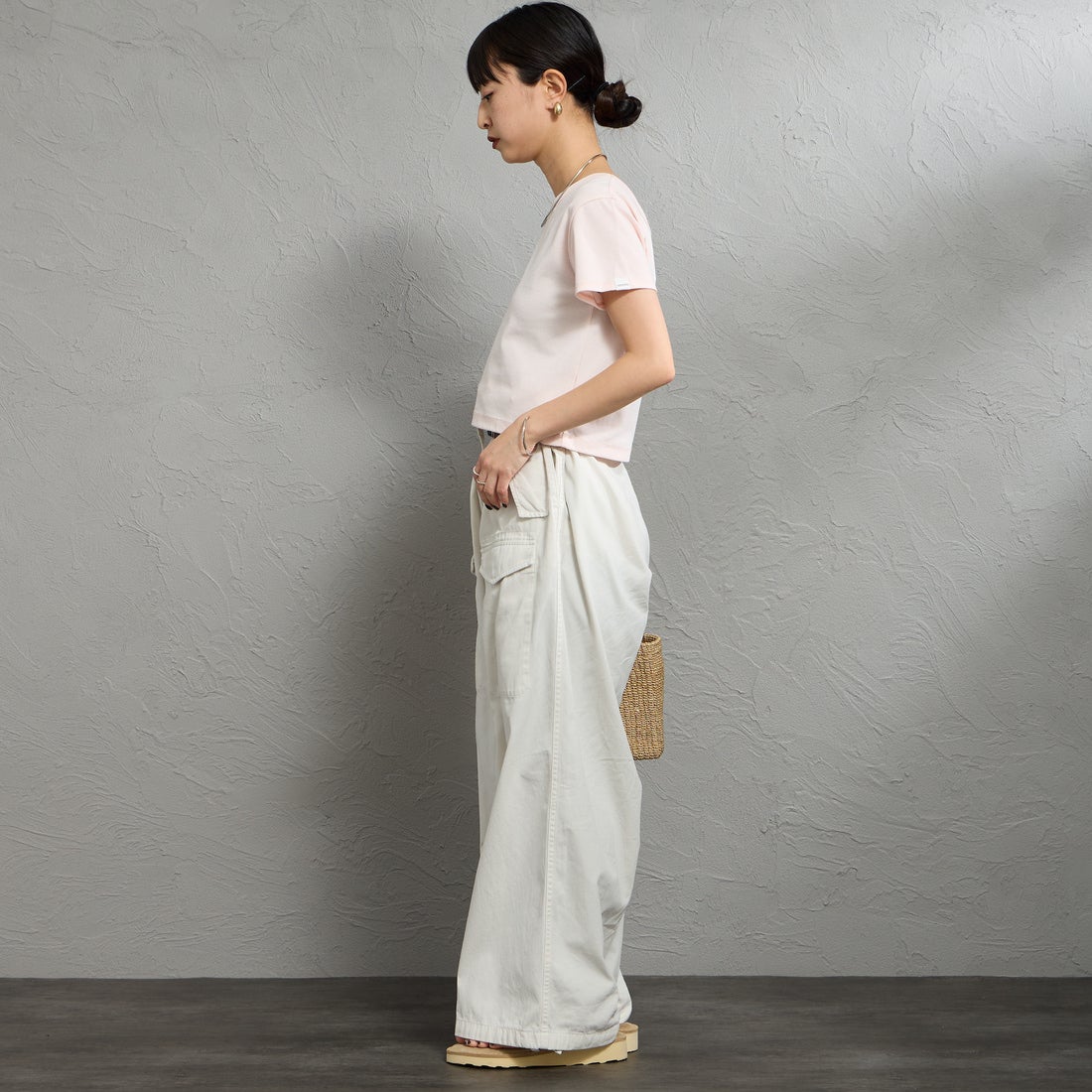 nenom [ネノム] ワンポイントロゴ刺繍 ミニTシャツ [NE26322002] 41 B.PINK &&モデル身長：150cm 着用サイズ：F&&