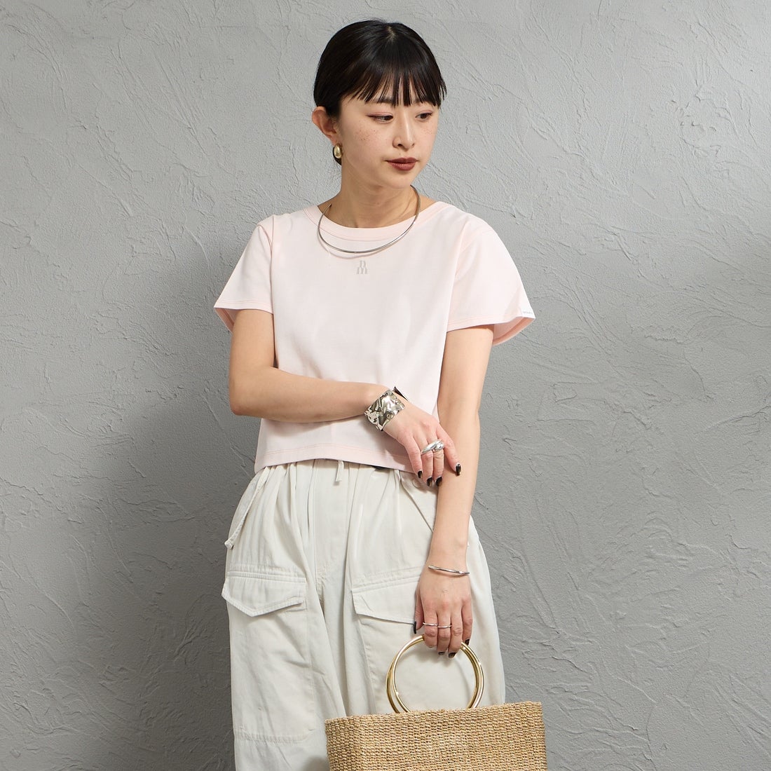 nenom [ネノム] ワンポイントロゴ刺繍 ミニTシャツ [NE26322002] 41 B.PINK &&モデル身長：150cm 着用サイズ：F&&