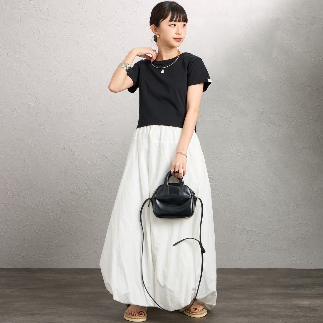 nenom [ネノム] ワンポイントロゴ刺繍 ミニTシャツ [NE26322002] 09 BLACK &&モデル身長：150cm 着用サイズ：F&&