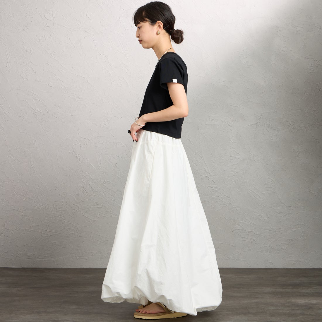 nenom [ネノム] ワンポイントロゴ刺繍 ミニTシャツ [NE26322002] 09 BLACK &&モデル身長：150cm 着用サイズ：F&&