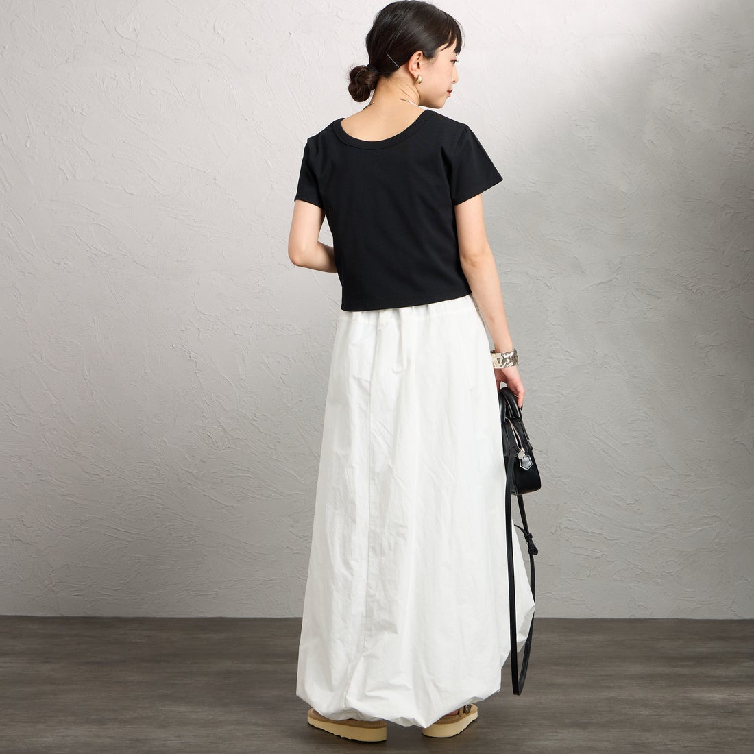 nenom [ネノム] ワンポイントロゴ刺繍 ミニTシャツ [NE26322002] 09 BLACK &&モデル身長：150cm 着用サイズ：F&&