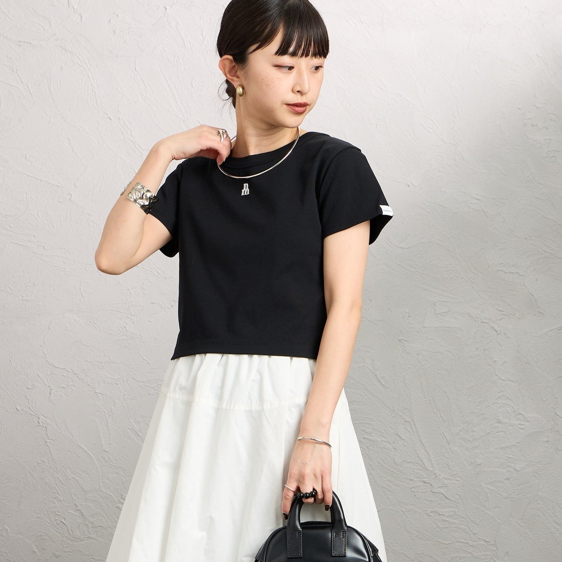 nenom [ネノム] ワンポイントロゴ刺繍 ミニTシャツ [NE26322002] 09 BLACK &&モデル身長：150cm 着用サイズ：F&&