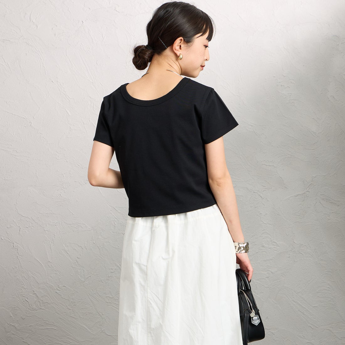 nenom [ネノム] ワンポイントロゴ刺繍 ミニTシャツ [NE26322002] 09 BLACK &&モデル身長：150cm 着用サイズ：F&&