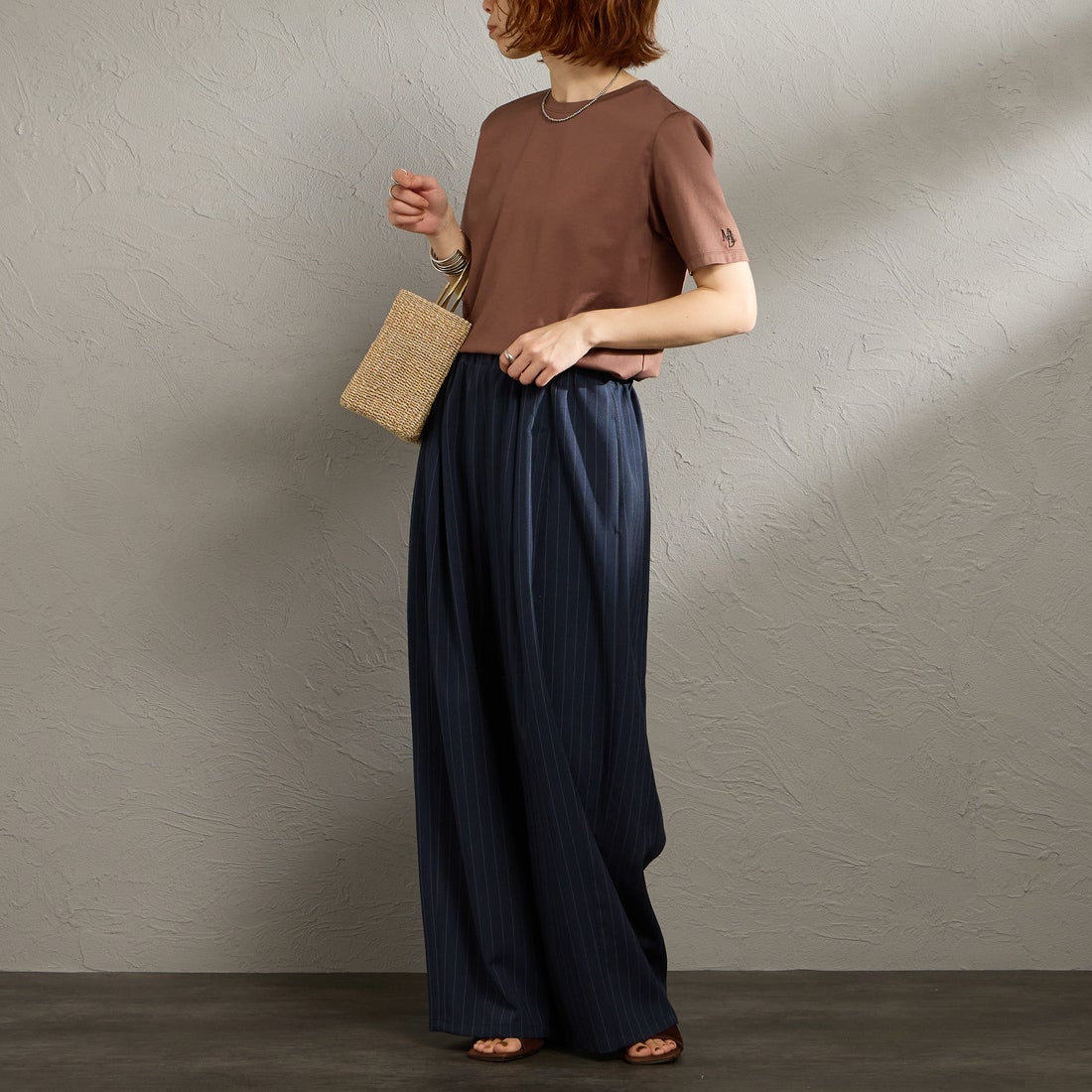 MICA&DEAL [マイカアンドディール] ワンポイント刺繍Tシャツ [0126109048] BROWN &&モデル身長：158cm 着用サイズ：F&&