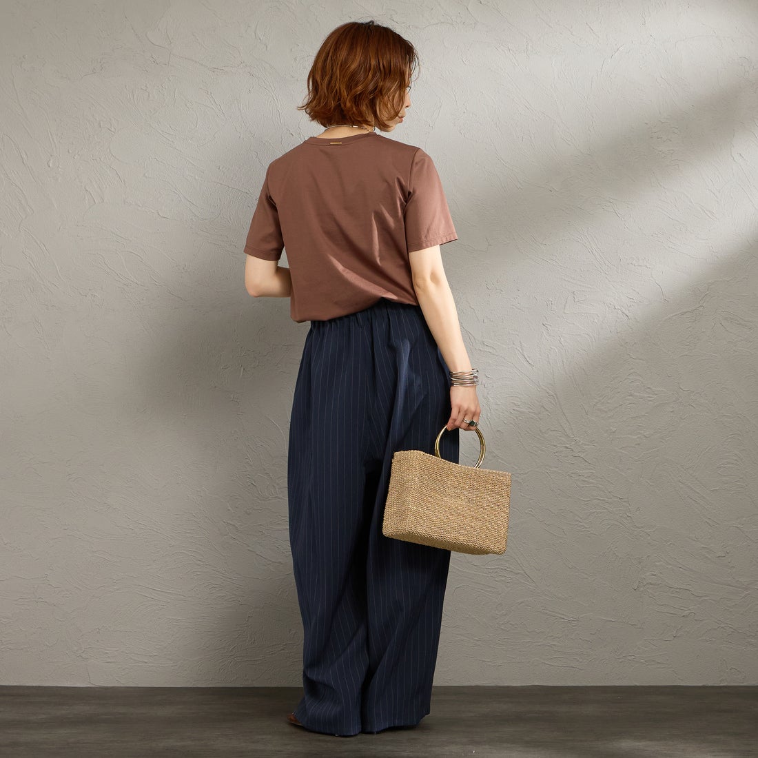MICA&DEAL [マイカアンドディール] ワンポイント刺繍Tシャツ [0126109048] BROWN &&モデル身長：158cm 着用サイズ：F&&