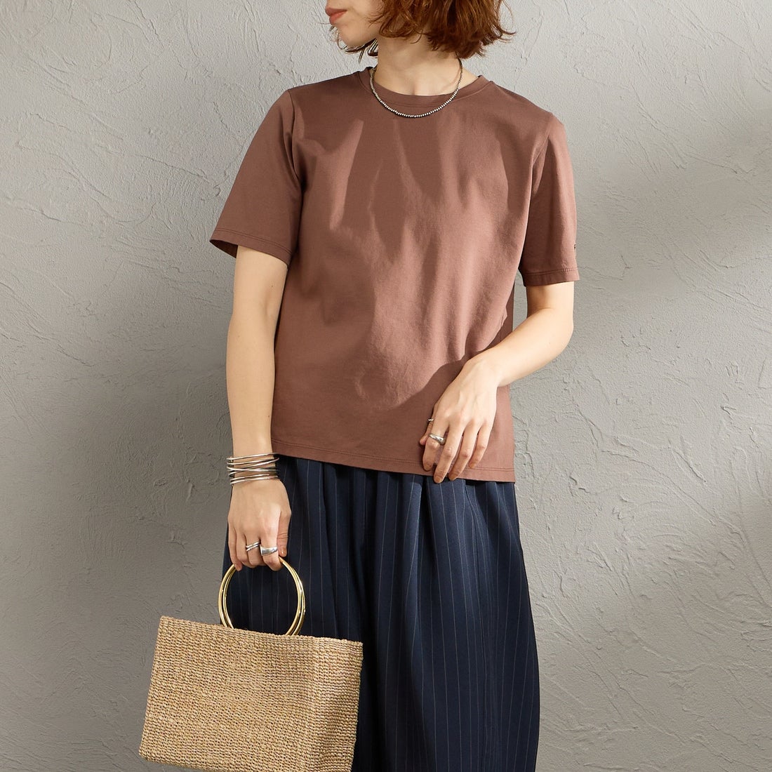 MICA&DEAL [マイカアンドディール] ワンポイント刺繍Tシャツ [0126109048] BROWN &&モデル身長：158cm 着用サイズ：F&&