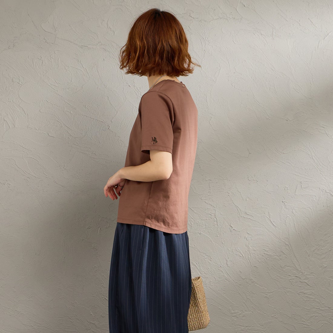 MICA&DEAL [マイカアンドディール] ワンポイント刺繍Tシャツ [0126109048] BROWN &&モデル身長：158cm 着用サイズ：F&&