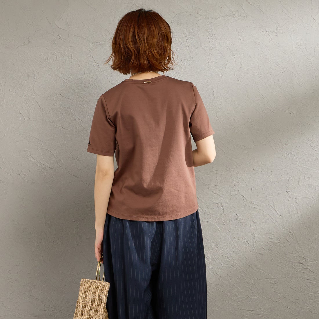 MICA&DEAL [マイカアンドディール] ワンポイント刺繍Tシャツ [0126109048] BROWN &&モデル身長：158cm 着用サイズ：F&&