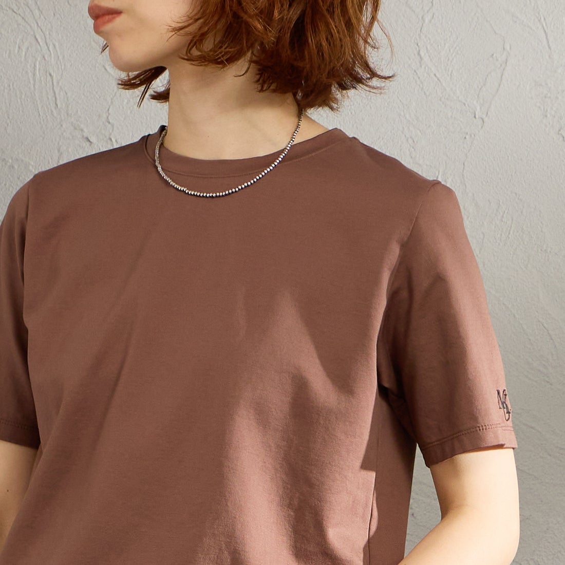 MICA&DEAL [マイカアンドディール] ワンポイント刺繍Tシャツ [0126109048] BROWN &&モデル身長：158cm 着用サイズ：F&&