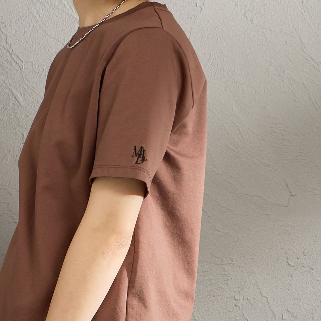 MICA&DEAL [マイカアンドディール] ワンポイント刺繍Tシャツ [0126109048] BROWN &&モデル身長：158cm 着用サイズ：F&&