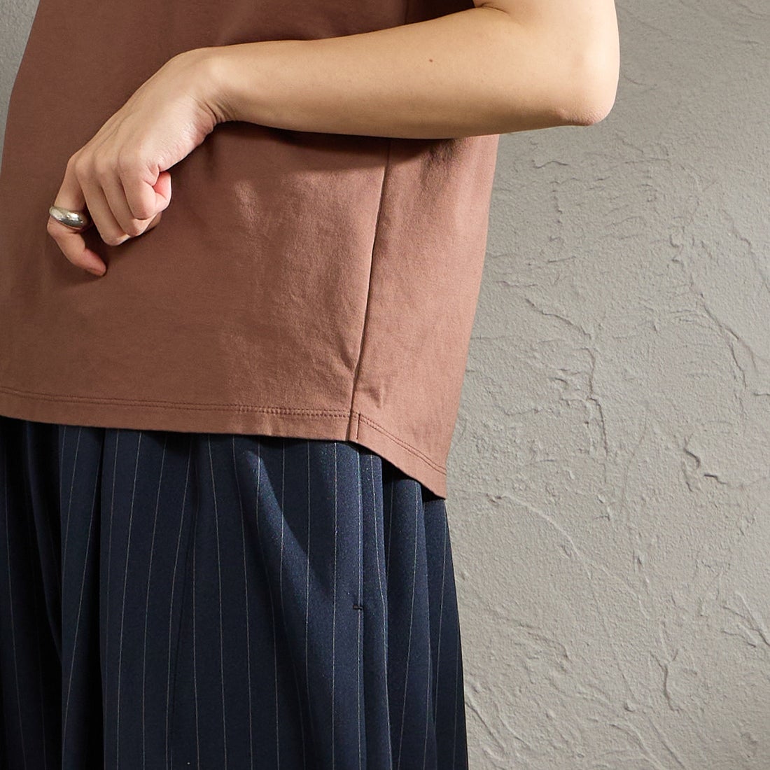 MICA&DEAL [マイカアンドディール] ワンポイント刺繍Tシャツ [0126109048] BROWN &&モデル身長：158cm 着用サイズ：F&&