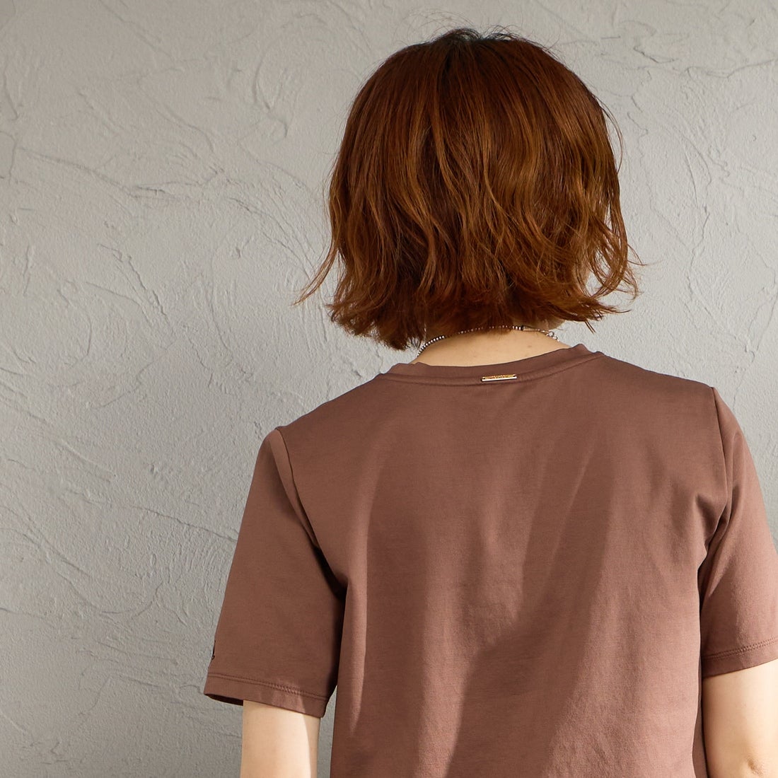 MICA&DEAL [マイカアンドディール] ワンポイント刺繍Tシャツ [0126109048] BROWN &&モデル身長：158cm 着用サイズ：F&&