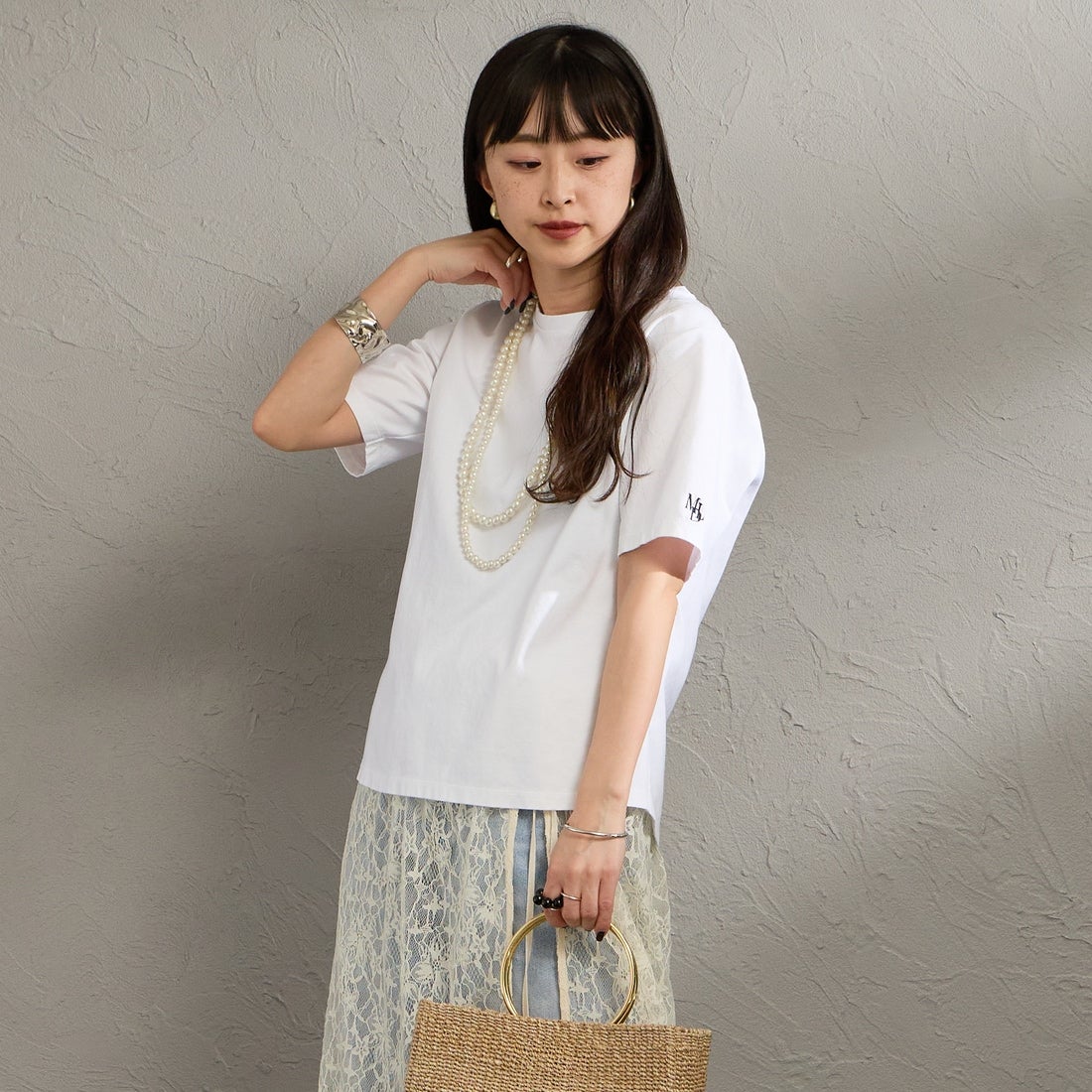 MICA&DEAL [マイカアンドディール] ワンポイント刺繍Tシャツ [0126109048] WHITE &&モデル身長：150cm 着用サイズ：F&&