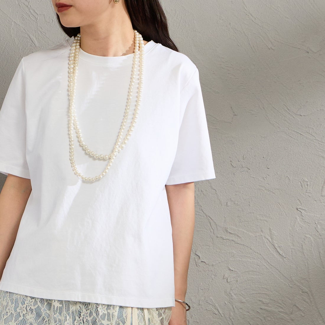 MICA&DEAL [マイカアンドディール] ワンポイント刺繍Tシャツ [0126109048] WHITE &&モデル身長：150cm 着用サイズ：F&&