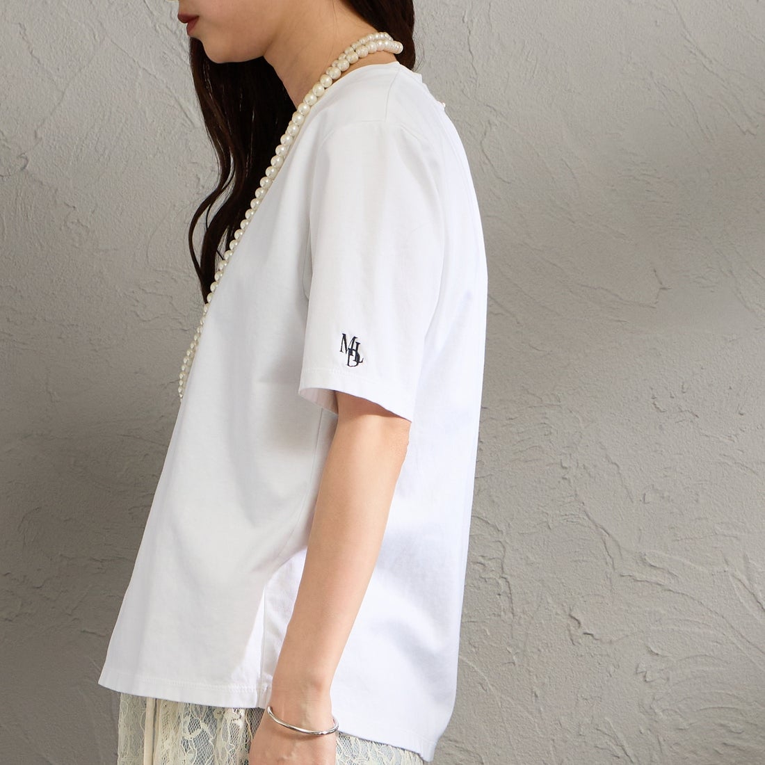 MICA&DEAL [マイカアンドディール] ワンポイント刺繍Tシャツ [0126109048] WHITE &&モデル身長：150cm 着用サイズ：F&&