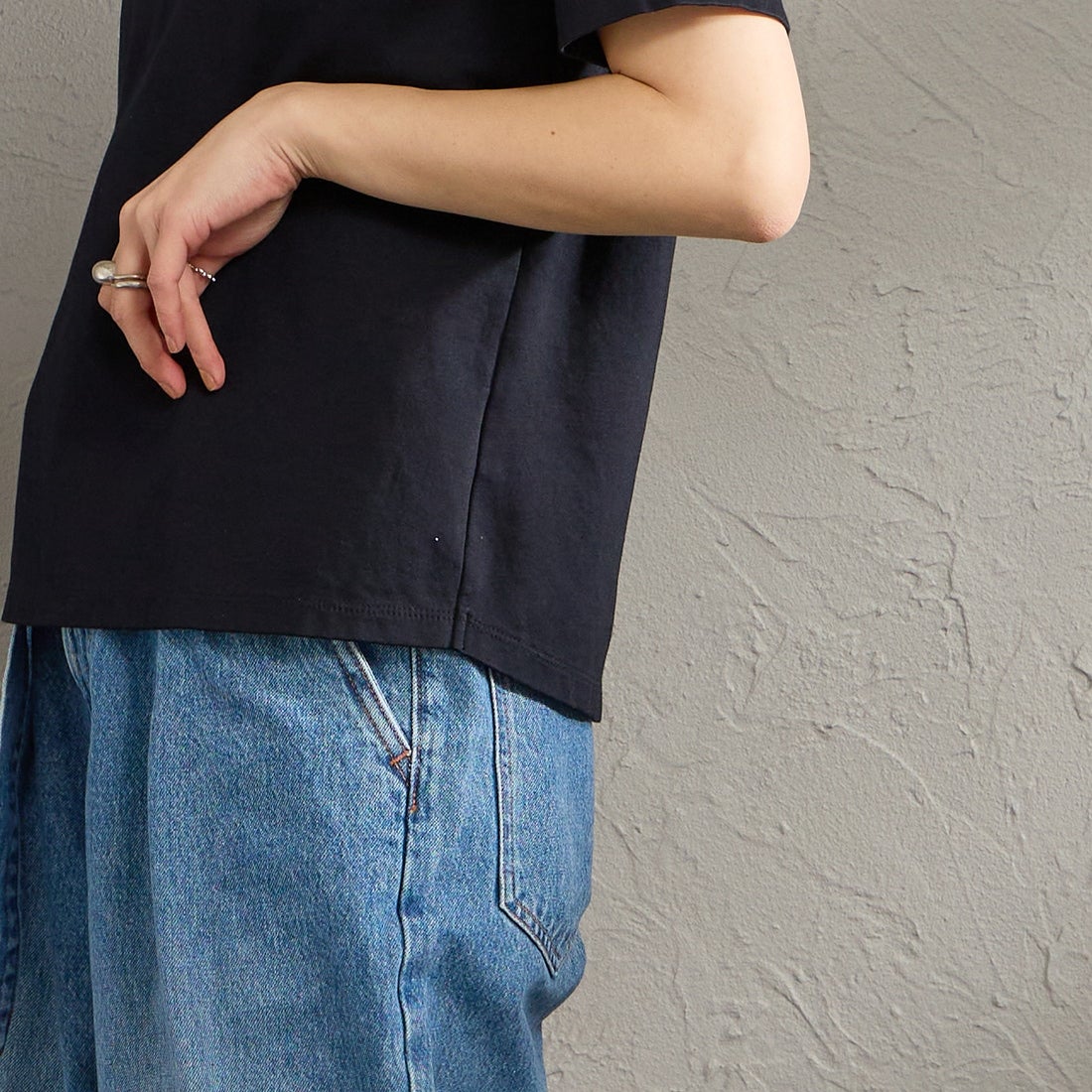 MICA&DEAL [マイカアンドディール] ワンポイント刺繍Tシャツ [0126109048] D/NAVY &&モデル身長：158cm 着用サイズ：F&&