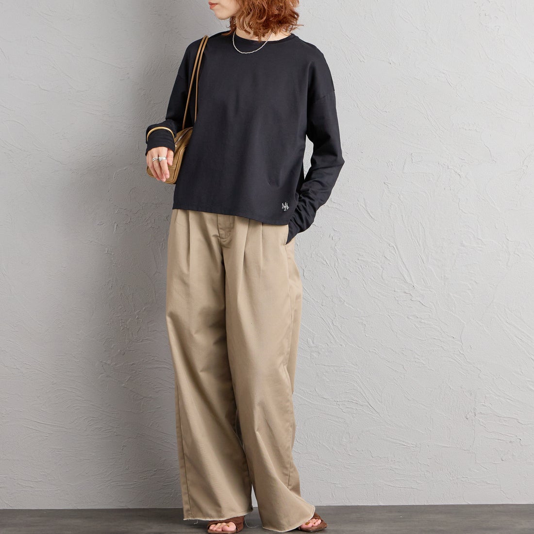 MICA&DEAL [マイカアンドディール] ワンポイント刺繍ロングTシャツ [0126109049] BLACK &&モデル身長：158cm 着用サイズ：F&&