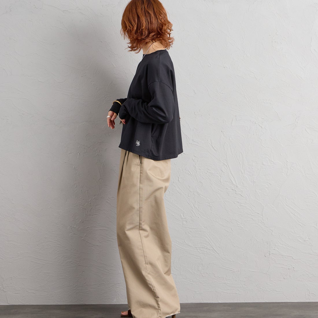 MICA&DEAL [マイカアンドディール] ワンポイント刺繍ロングTシャツ [0126109049] BLACK &&モデル身長：158cm 着用サイズ：F&&