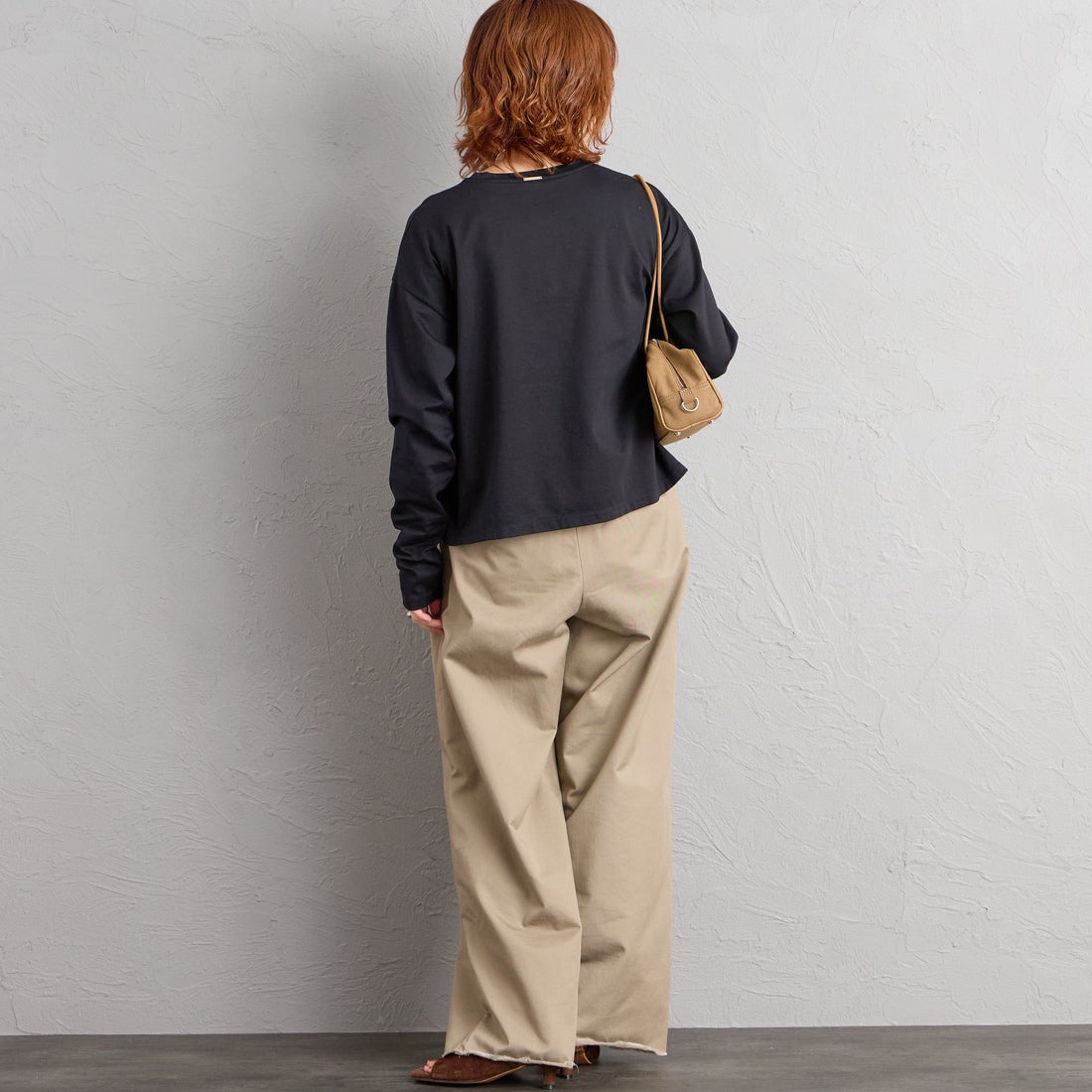 MICA&DEAL [マイカアンドディール] ワンポイント刺繍ロングTシャツ [0126109049] BLACK &&モデル身長：158cm 着用サイズ：F&&