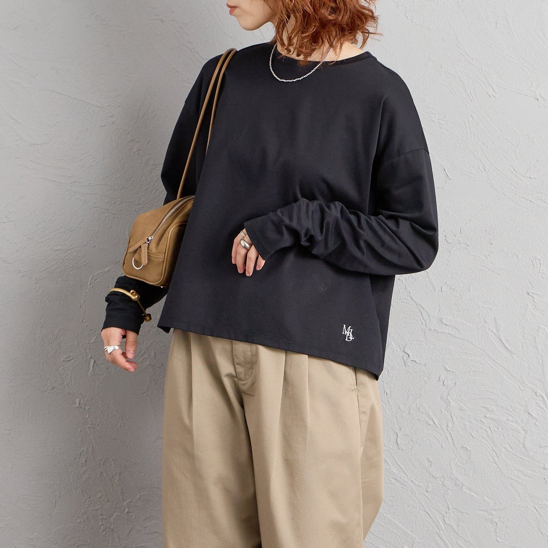 MICA&DEAL [マイカアンドディール] ワンポイント刺繍ロングTシャツ [0126109049] BLACK &&モデル身長：158cm 着用サイズ：F&&