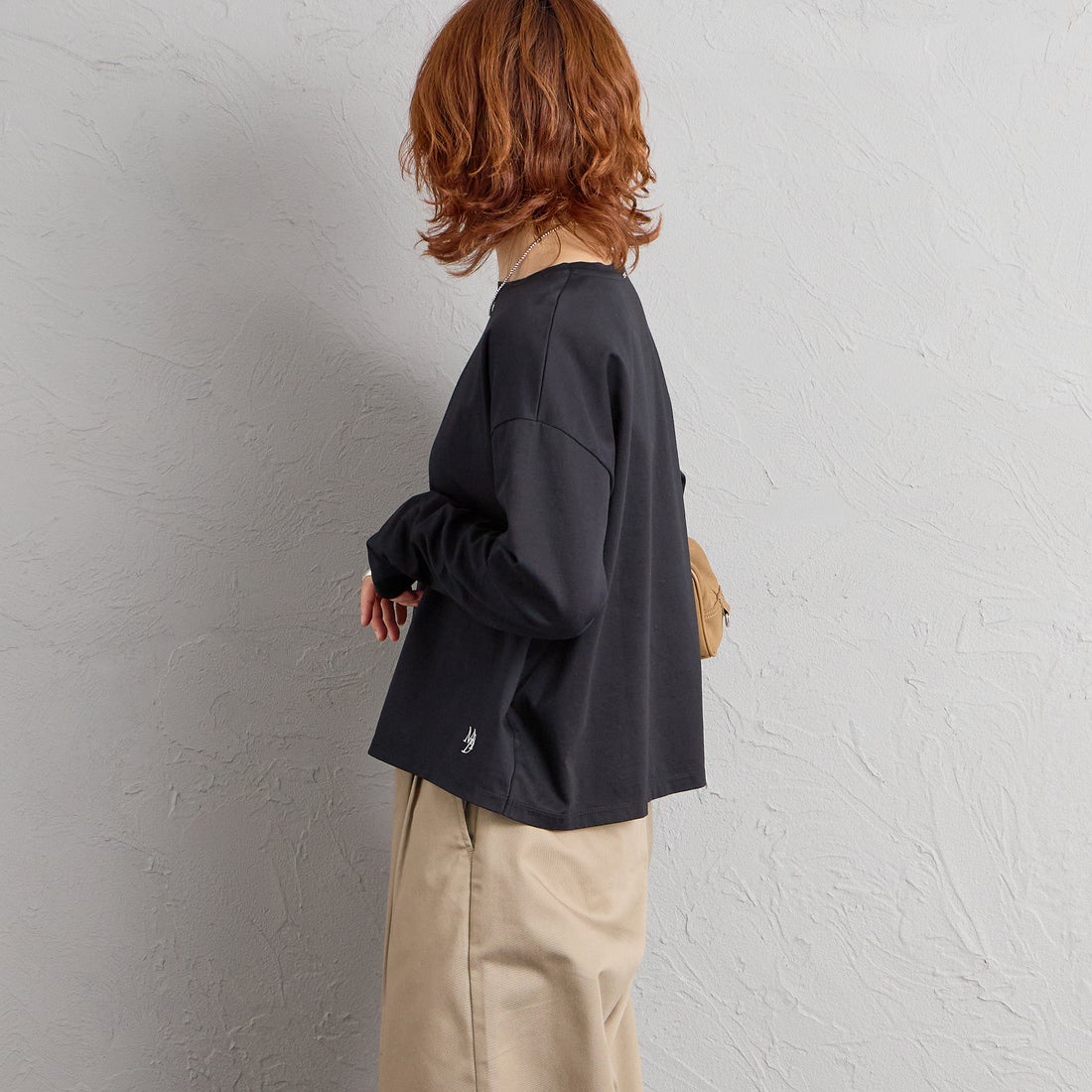MICA&DEAL [マイカアンドディール] ワンポイント刺繍ロングTシャツ [0126109049] BLACK &&モデル身長：158cm 着用サイズ：F&&
