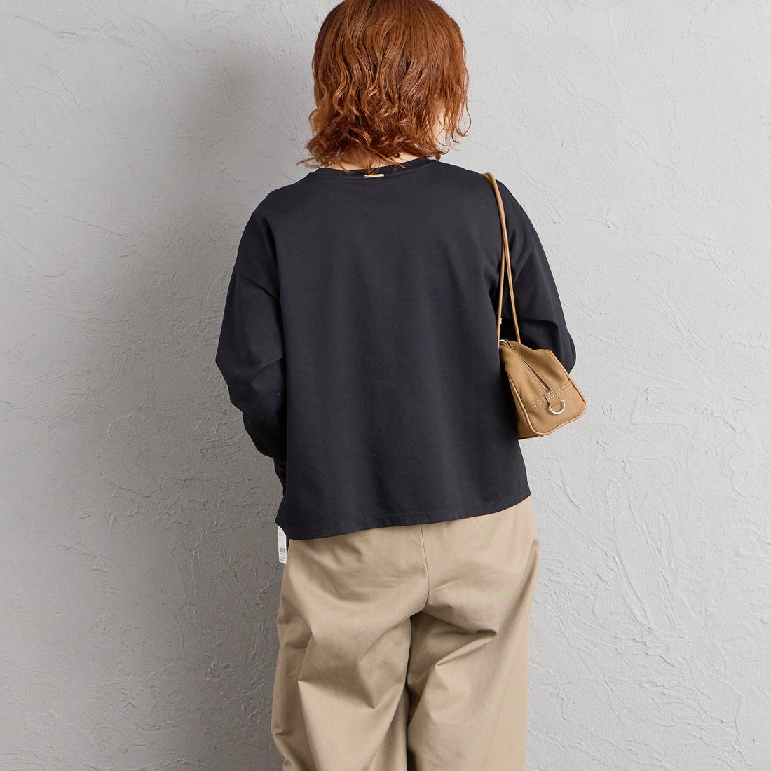 MICA&DEAL [マイカアンドディール] ワンポイント刺繍ロングTシャツ [0126109049] BLACK &&モデル身長：158cm 着用サイズ：F&&