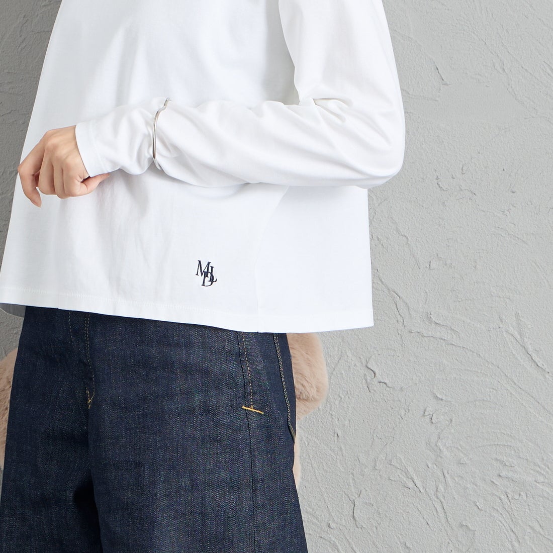 MICA&DEAL [マイカアンドディール] ワンポイント刺繍ロングTシャツ [0126109049] WHITE &&モデル身長：162cm 着用サイズ：F&&