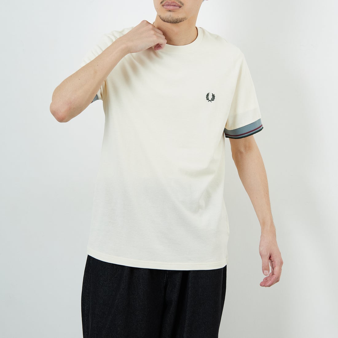 FRED PERRY [フレッドペリー] ワンポイントロゴ刺繍 ツインティップTシャツ [M2396] 560 ECRU &&モデル身長：168cm 着用サイズ：M&&