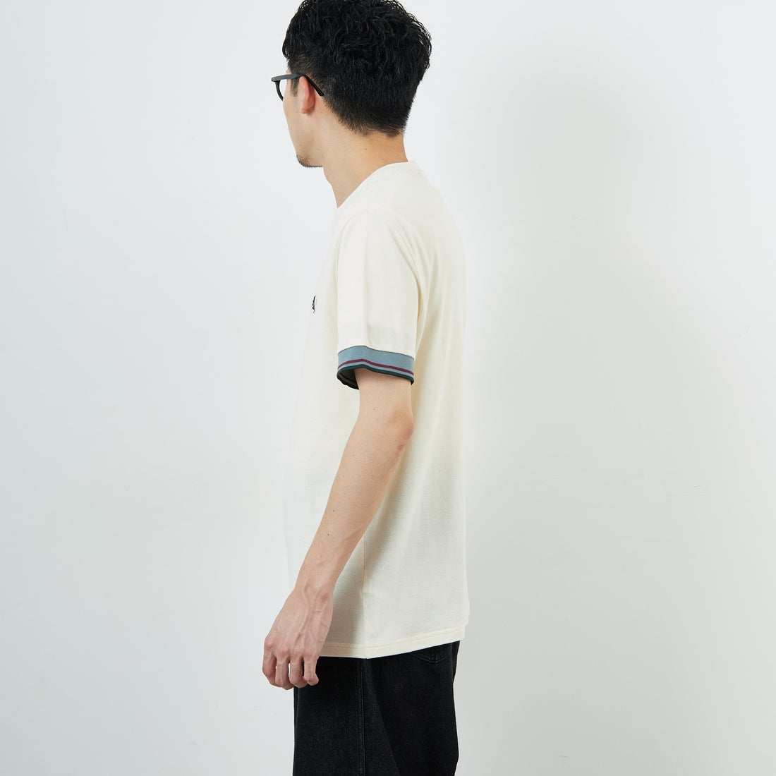 FRED PERRY [フレッドペリー] ワンポイントロゴ刺繍 ツインティップTシャツ [M2396] 560 ECRU &&モデル身長：168cm 着用サイズ：M&&
