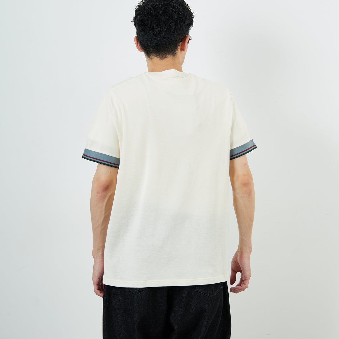 FRED PERRY [フレッドペリー] ワンポイントロゴ刺繍 ツインティップTシャツ [M2396] 560 ECRU &&モデル身長：168cm 着用サイズ：M&&