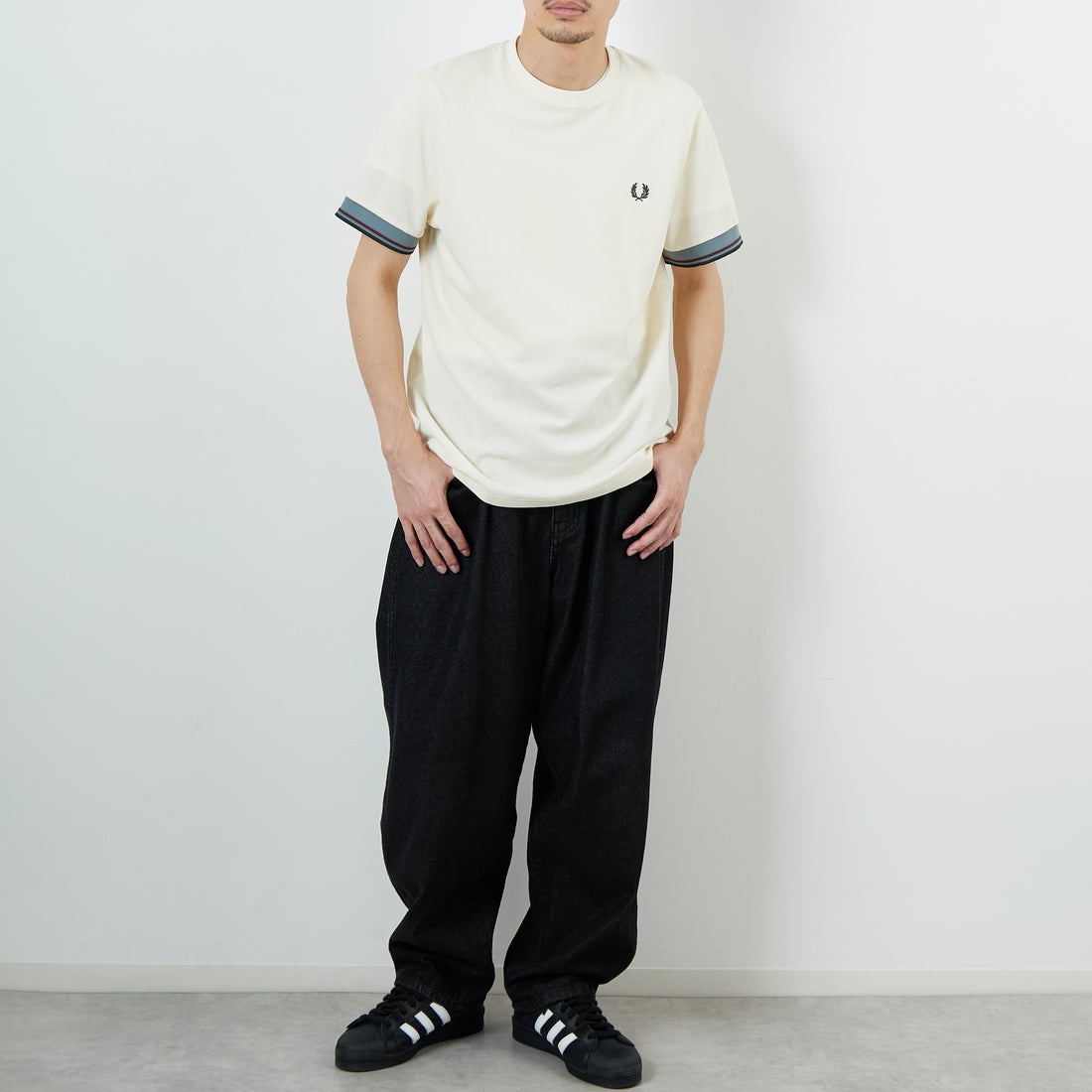 FRED PERRY [フレッドペリー] ワンポイントロゴ刺繍 ツインティップTシャツ [M2396] 560 ECRU &&モデル身長：168cm 着用サイズ：M&&