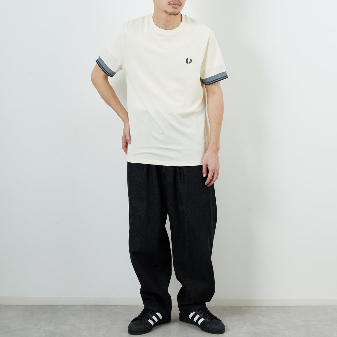 FRED PERRY [フレッドペリー] ワンポイントロゴ刺繍 ツインティップTシャツ [M2396] 560 ECRU &&モデル身長：168cm 着用サイズ：M&&