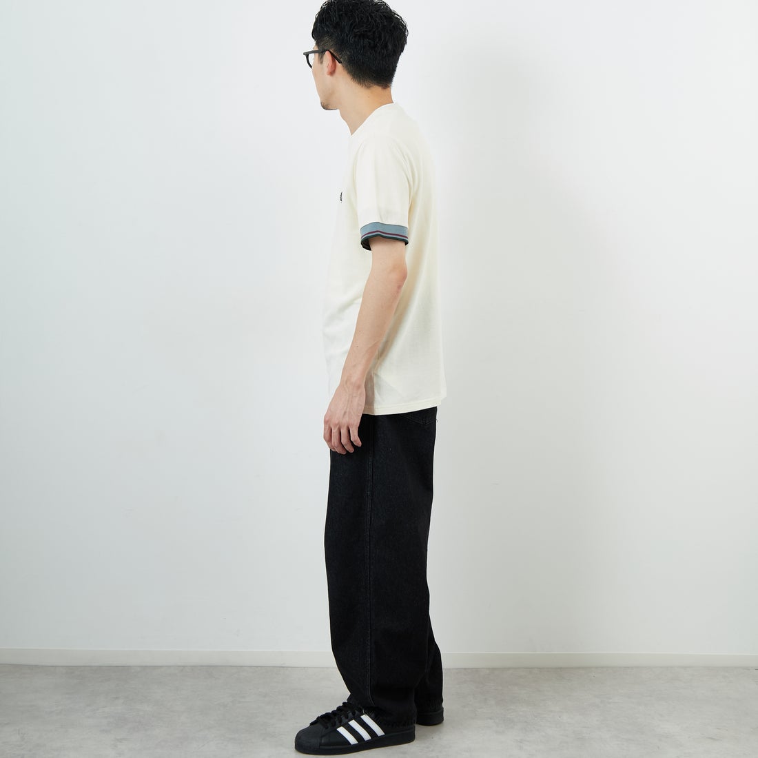 FRED PERRY [フレッドペリー] ワンポイントロゴ刺繍 ツインティップTシャツ [M2396] 560 ECRU &&モデル身長：168cm 着用サイズ：M&&