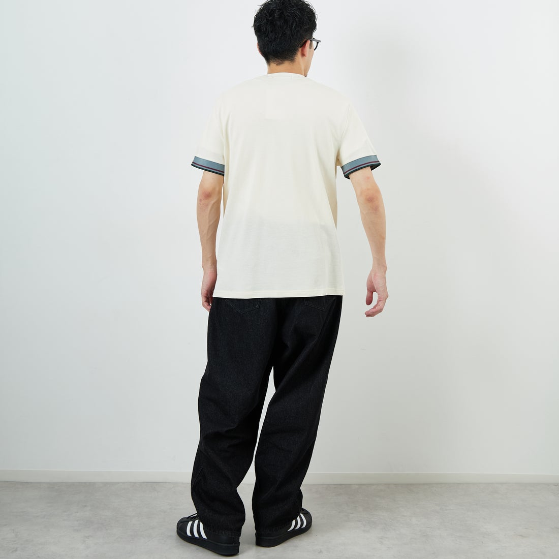 FRED PERRY [フレッドペリー] ワンポイントロゴ刺繍 ツインティップTシャツ [M2396] 560 ECRU &&モデル身長：168cm 着用サイズ：M&&