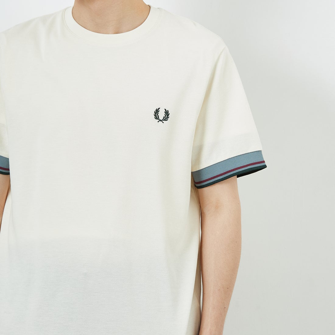FRED PERRY [フレッドペリー] ワンポイントロゴ刺繍 ツインティップTシャツ [M2396] 560 ECRU &&モデル身長：168cm 着用サイズ：M&&