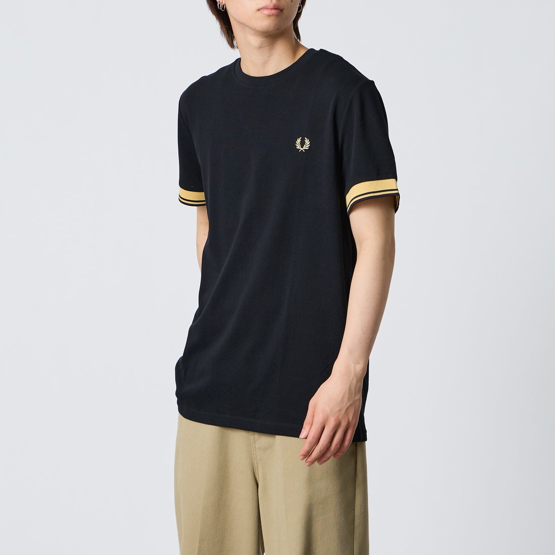 FRED PERRY [フレッドペリー] ワンポイントロゴ刺繍 ツインティップTシャツ [M2396] 90A BLACK &&モデル身長：177cm 着用サイズ：L&&