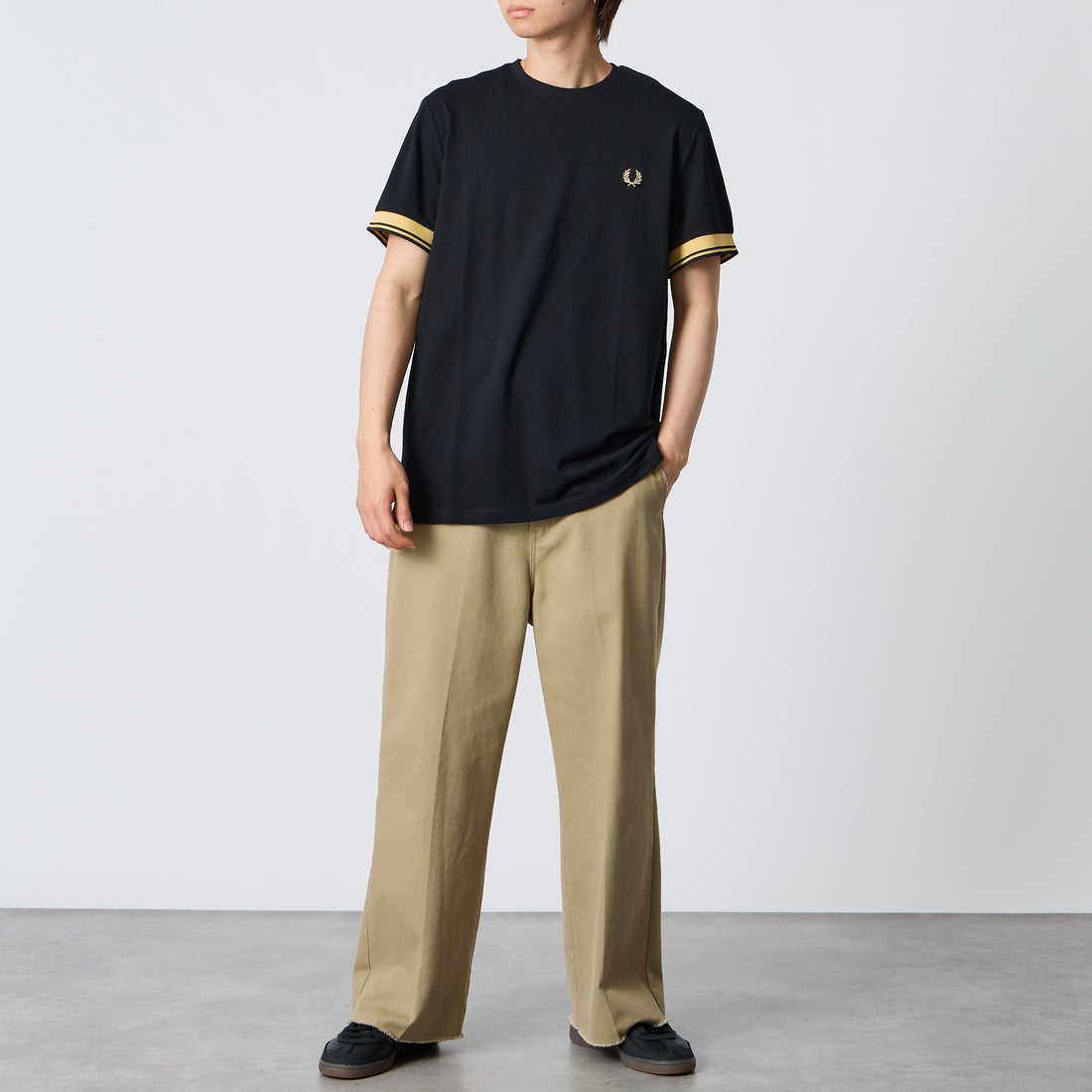 FRED PERRY [フレッドペリー] ワンポイントロゴ刺繍 ツインティップTシャツ [M2396] 90A BLACK &&モデル身長：177cm 着用サイズ：L&&