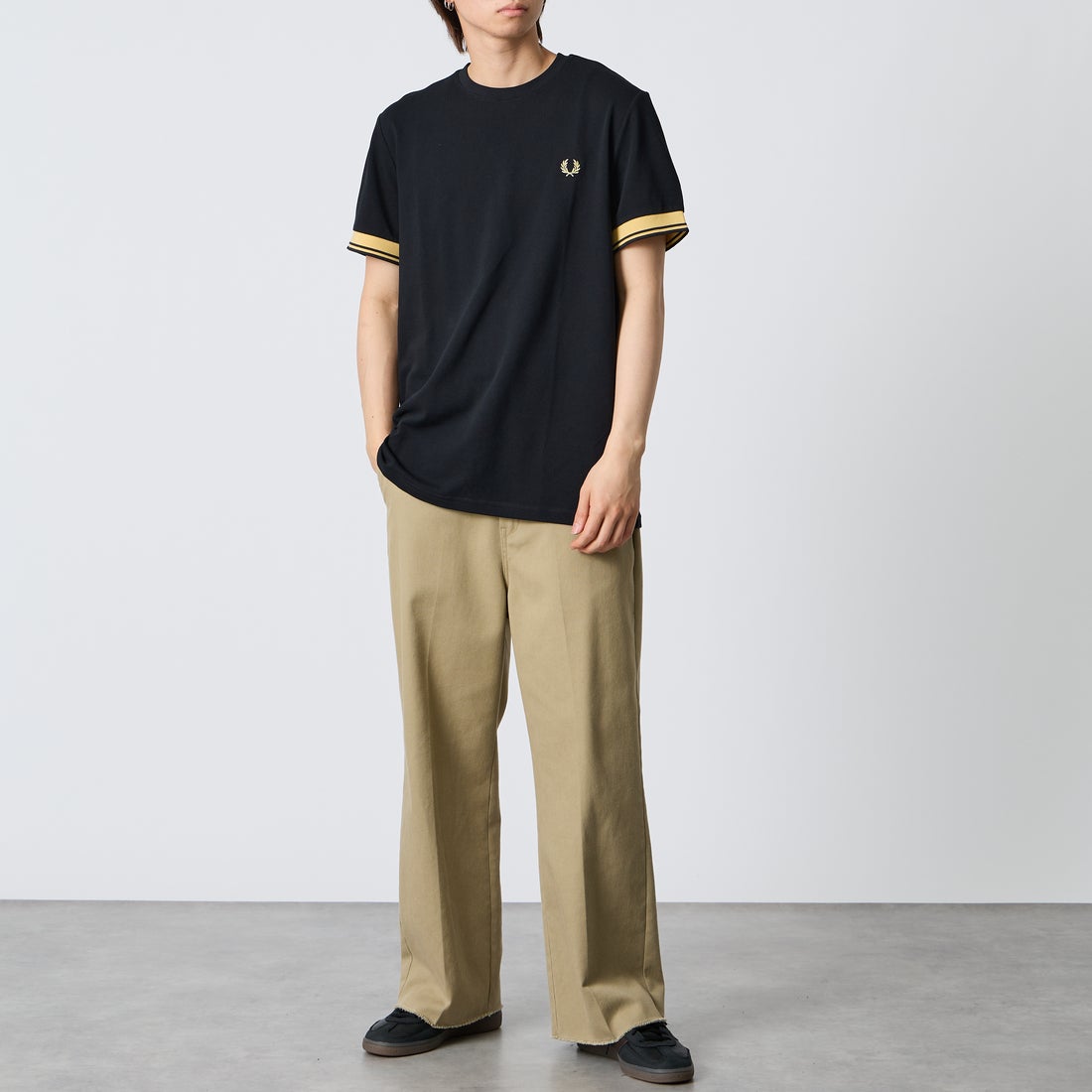 FRED PERRY [フレッドペリー] ワンポイントロゴ刺繍 ツインティップTシャツ [M2396] 90A BLACK &&モデル身長：177cm 着用サイズ：L&&