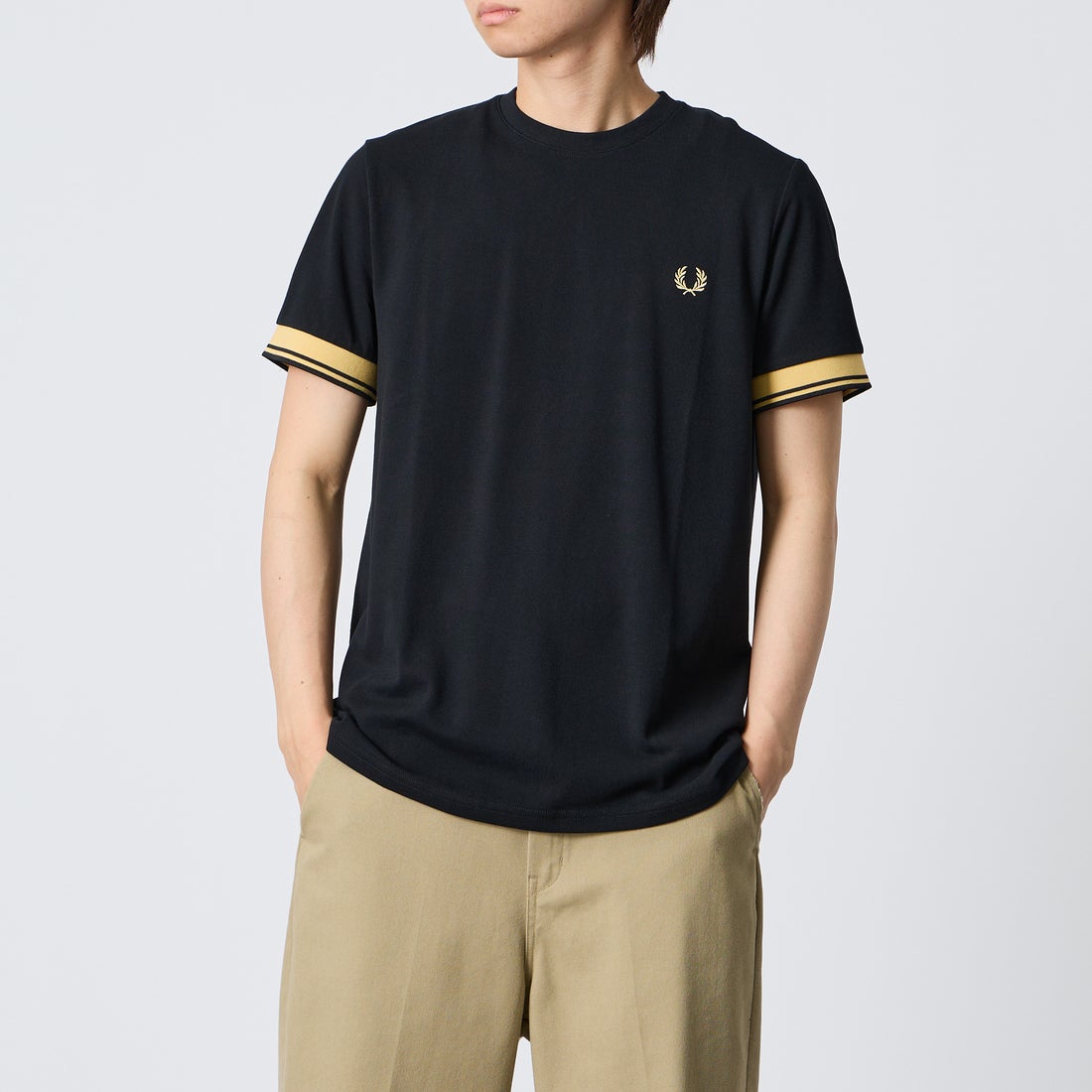 FRED PERRY [フレッドペリー] ワンポイントロゴ刺繍 ツインティップTシャツ [M2396] 90A BLACK &&モデル身長：177cm 着用サイズ：M&&